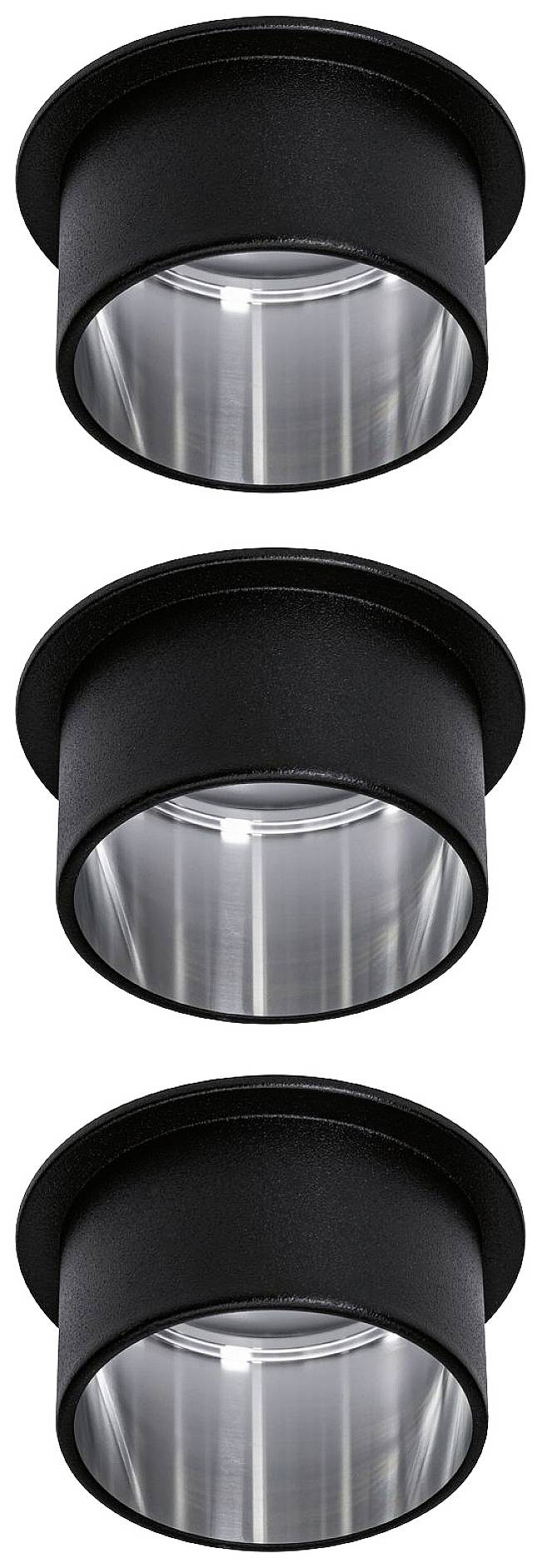 Trois luminaires cylindriques noirs disposés verticalement au plafond.