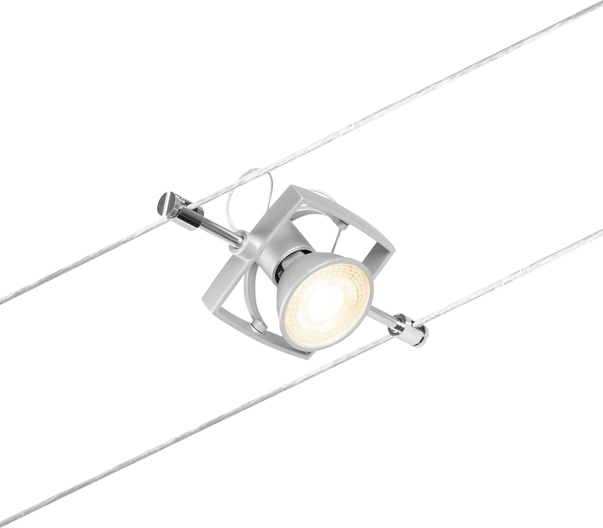Un luminaire moderne en argent est suspendu à deux câbles tendus, diffusant une lumière chaleureuse.