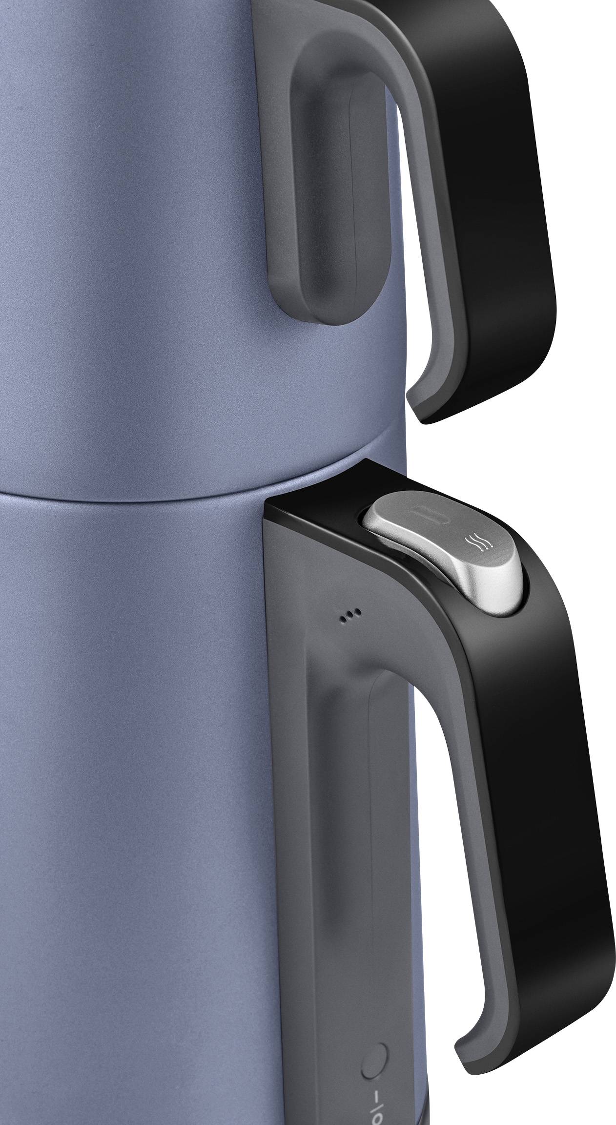 Une bouilloire bleue en métal avec une poignée noire et un bouton argenté pour ouvrir le couvercle.