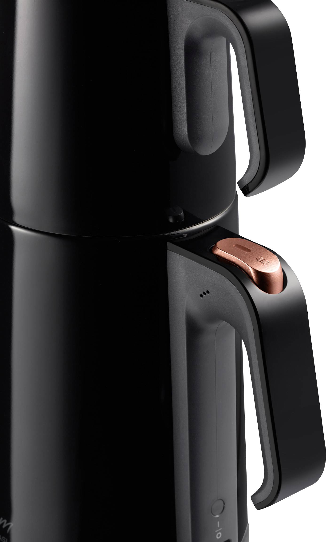 Bouilloire noire avec poignée ergonomique et bouton rouge sur le couvercle, conçue de manière moderne pour une utilisation facile et une cuisine élégante.