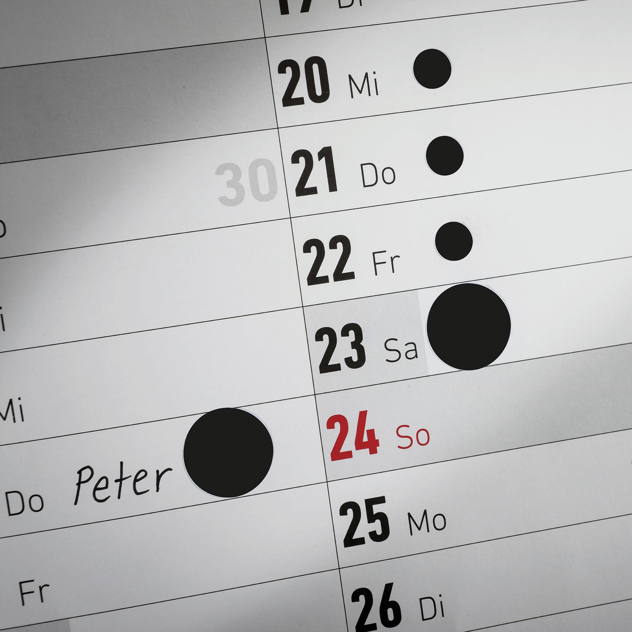 Page de calendrier avec des dates du 20 au 26 mars. Les 23 et 24 sont marqués. Le nom 'Peter' est écrit le 22 mars.