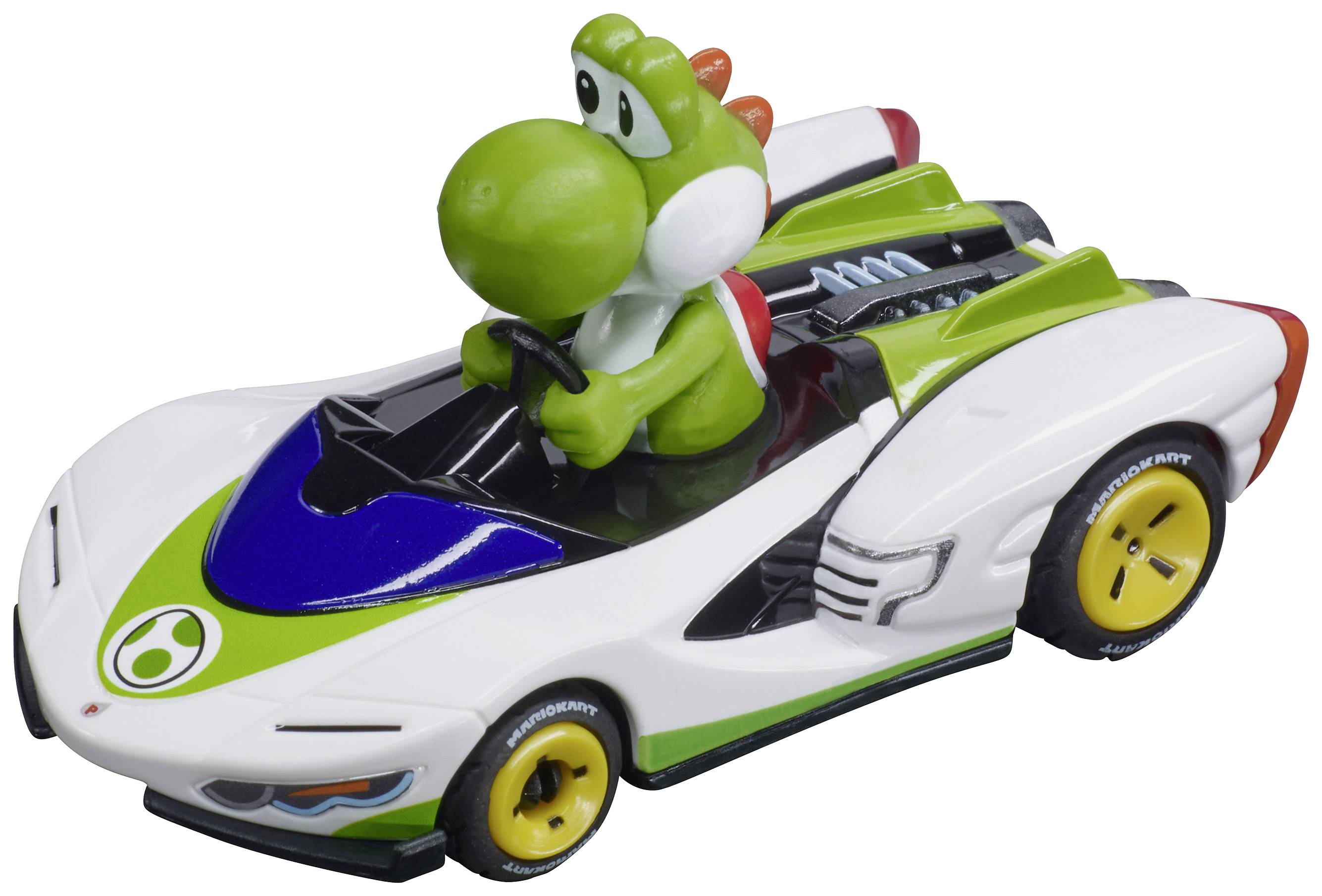 Voiture jouet avec une figurine verte au volant. La voiture est blanche avec des détails verts et des roues jaunes.