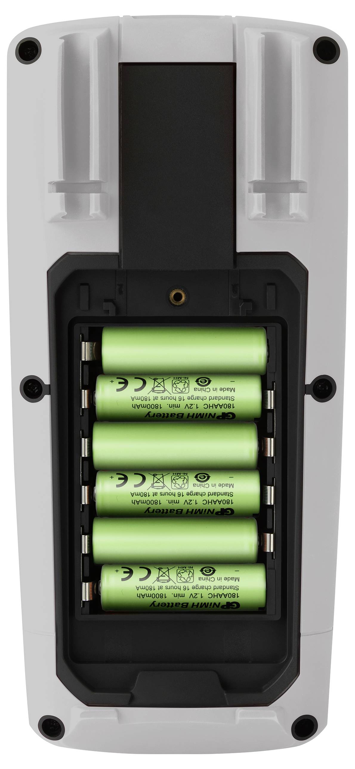 Quatre piles AA vertes sont visibles dans un compartiment ouvert d'un appareil électronique blanc.