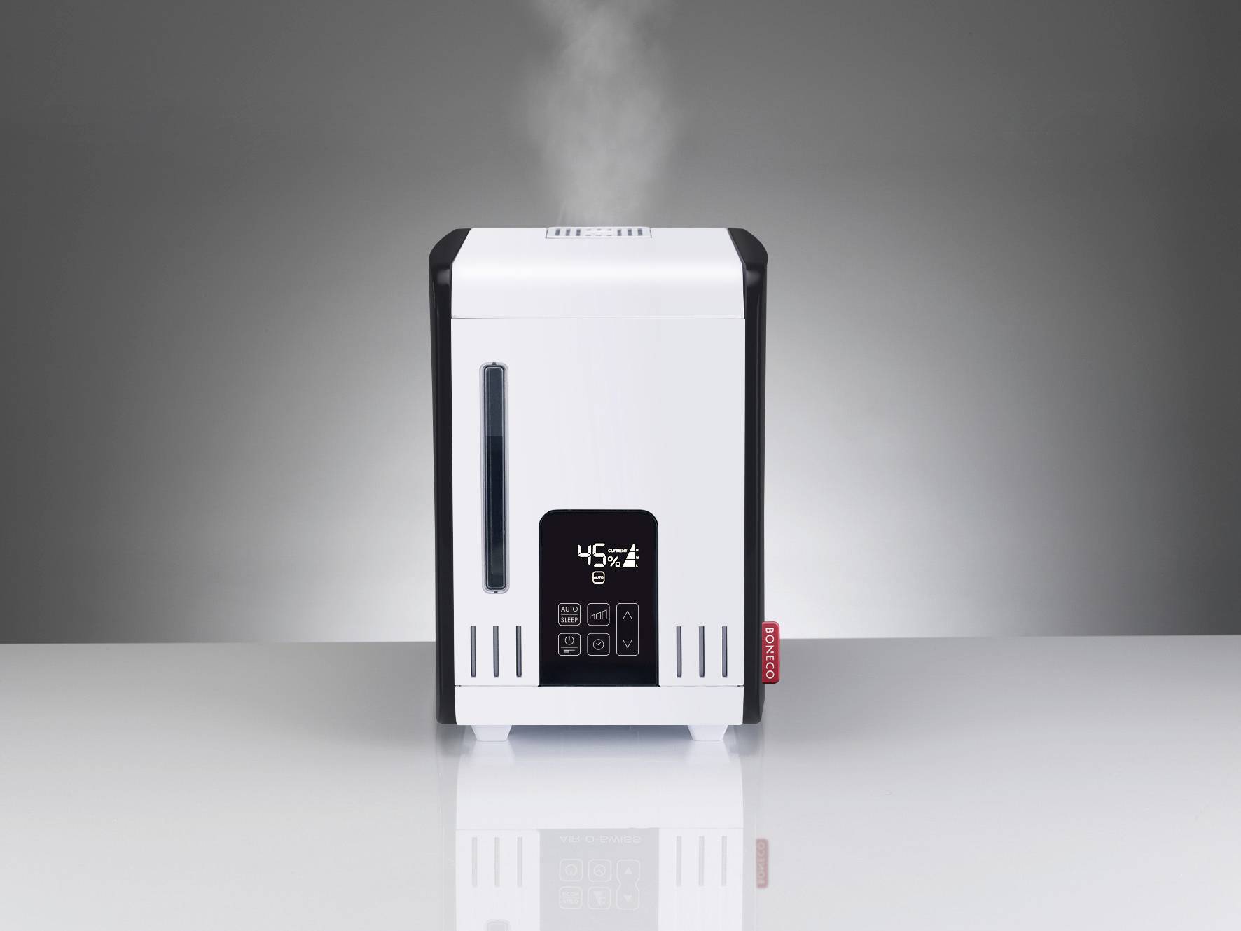 Humidificateur d'air posé sur une table, de la vapeur s'élevant vers le haut. L'affichage indique '45%'. Fond noir, boîtier blanc, arrière-plan gris.