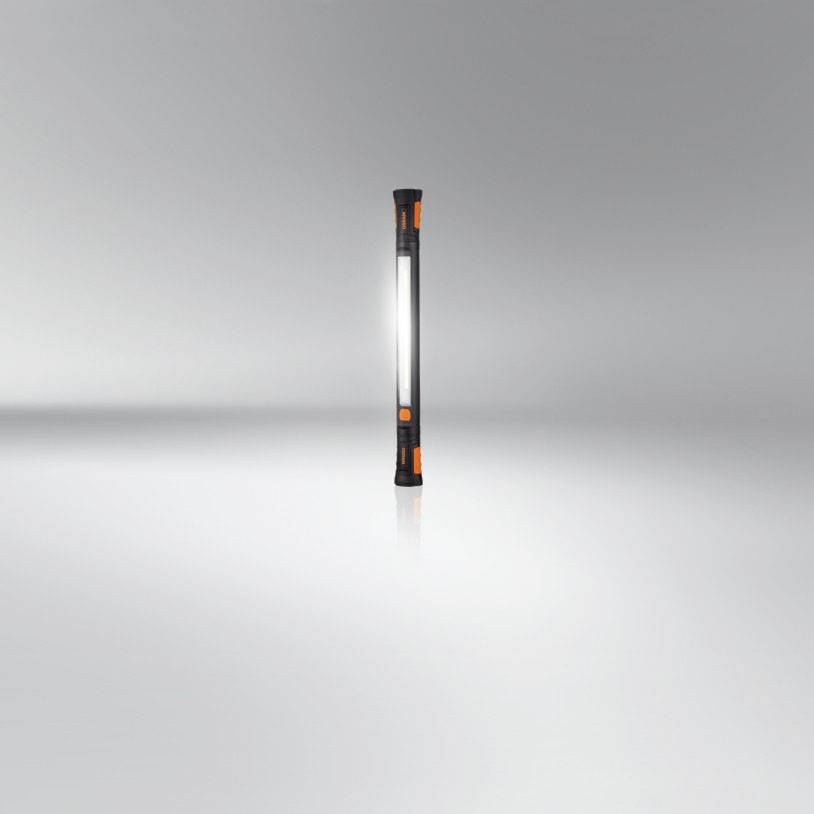 Lampe torche LED portable sur fond gris ; verticale, avec boîtier noir et accents orange ; allumée.