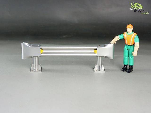 Une figurine est placée à côté d'un modèle de glissière de sécurité sur un fond gris. En haut à droite se trouve le logo Thicon Models.