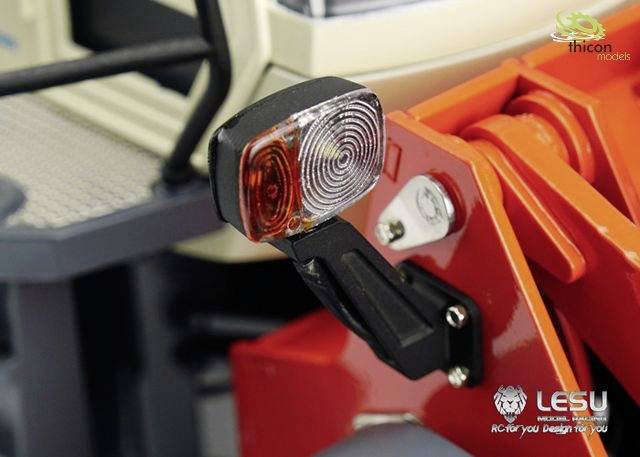 Gros plan d'un camion-miniature avec un feu arrière détaillé et des pièces métalliques rouges. Les logos de 'LESU' et 'thicon models' sont visibles.