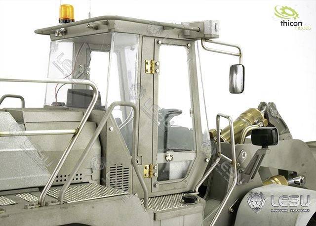 Un modèle d'un véhicule de construction lourd avec cabine et composants hydrauliques, présenté avec une finition métallique.
