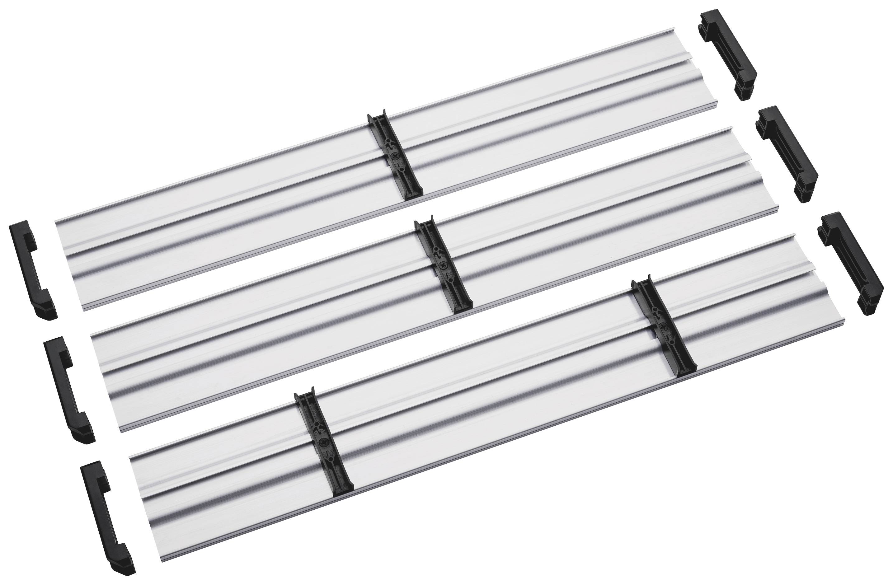 Trois rails argentés avec des pièces de jonction noires sont disposés parallèlement sur une surface blanche. Ils servent à la connexion et à la stabilisation.