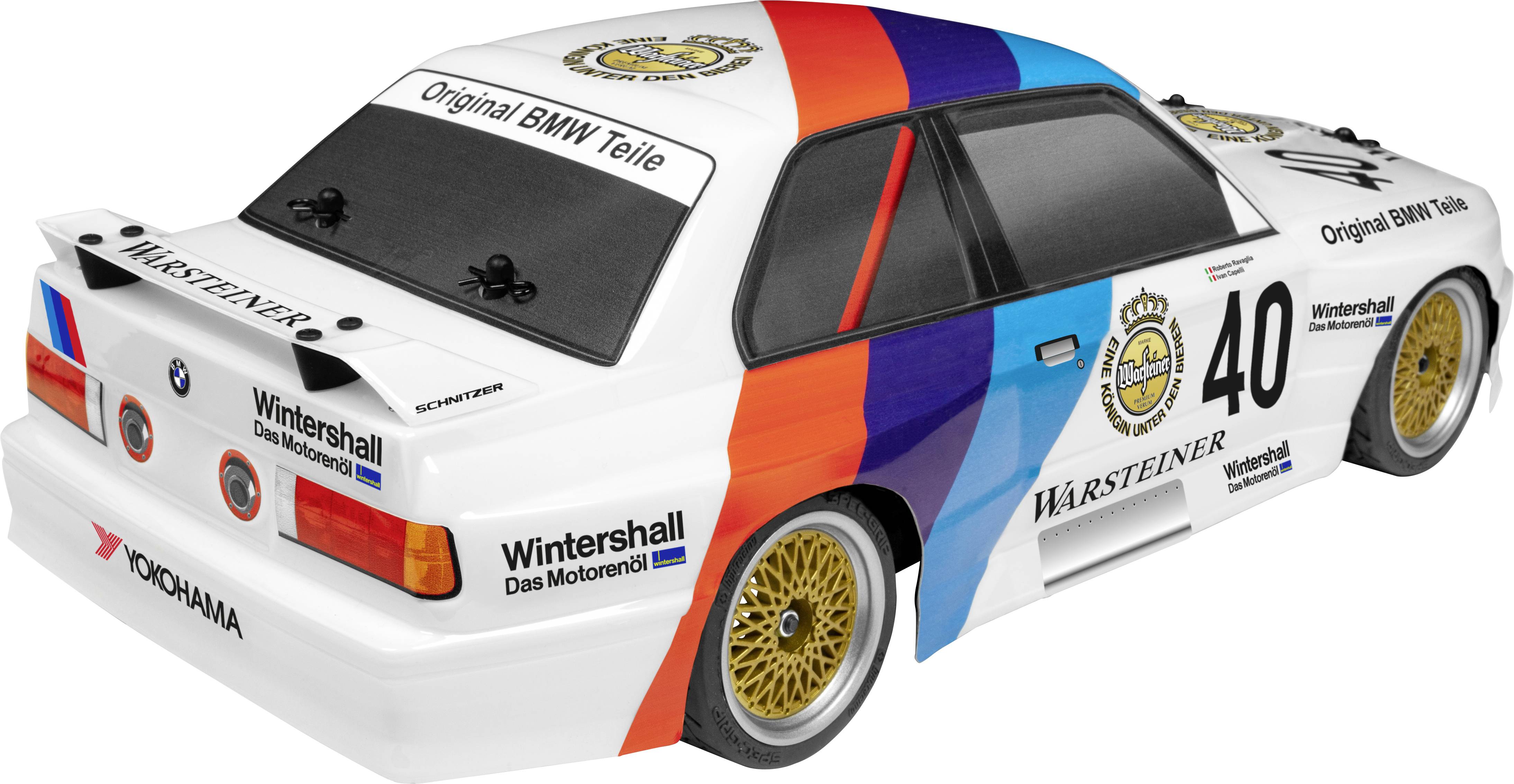 Une voiture de course BMW blanche avec des autocollants publicitaires, dont 'Warsteiner' et 'Yokohama'. Le numéro de course 40 est visible sur le côté.