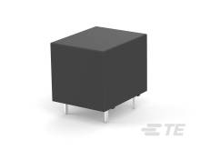 Un tabouret noir, cubique, avec quatre pattes courtes argentées sur un fond blanc.