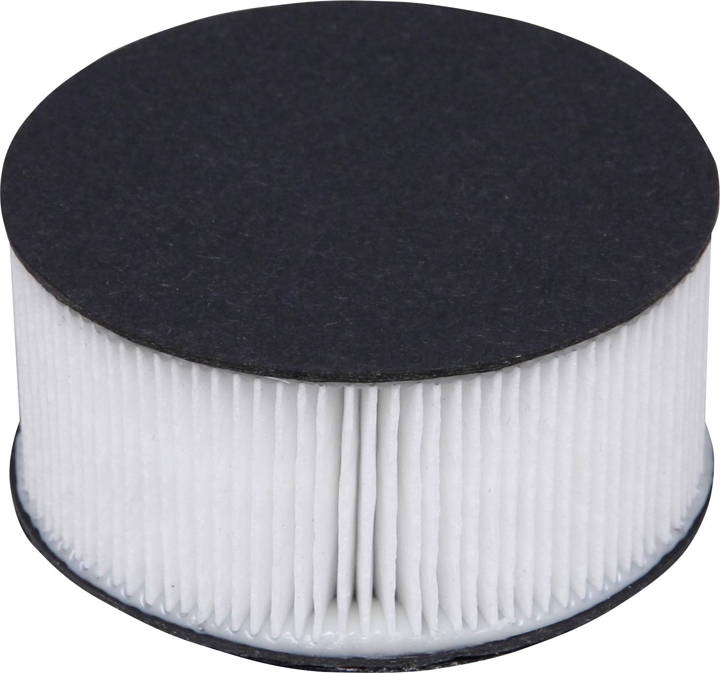 Filtre à air rond avec des embouts noirs et des plis blancs au centre.