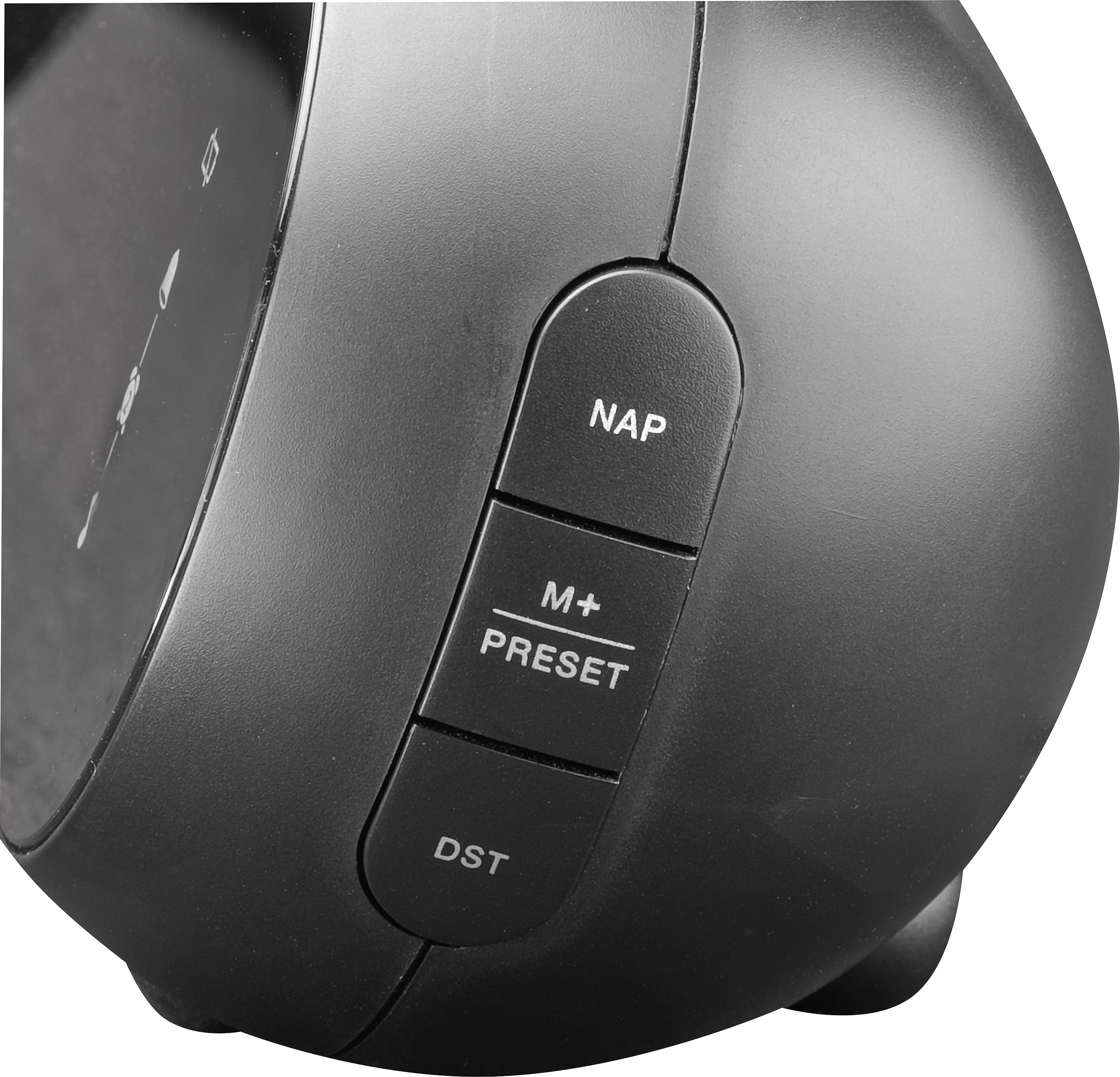 Réveil radio noir avec trois touches : 'NAP', 'M+ PRESET', 'DST'. Les touches sont destinées aux fonctions prédéfinies et aux réglages horaires.