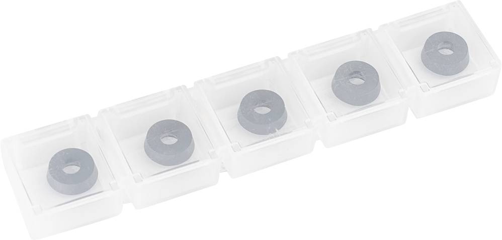 Cinq anneaux gris identiques, exposés dans un boîtier en plastique transparent à cinq compartiments, photographiés de haut.