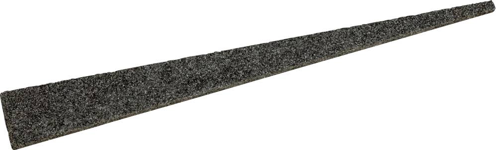 Un long bloc de ponçage gris et étroit en forme de triangle, utilisé pour aiguiser des outils.