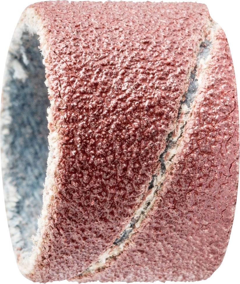 Une bande abrasive grossière, de couleur rougeâtre, enroulée en forme de cylindre. Elle présente des traces d'usure et de détérioration.