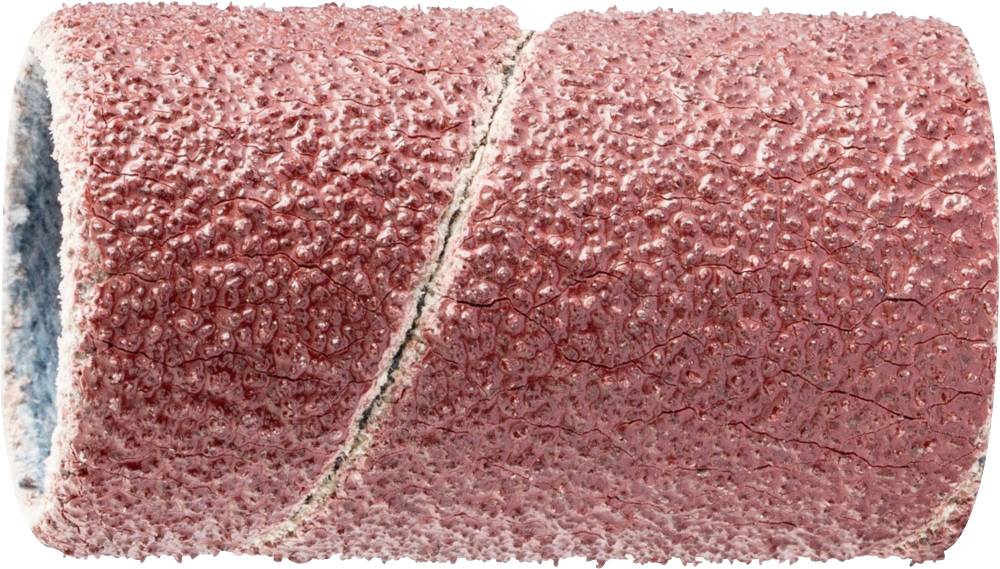Gros plan sur un ruban abrasif à la texture granuleuse et rougeâtre. Le ruban abrasif est enroulé en spirale.