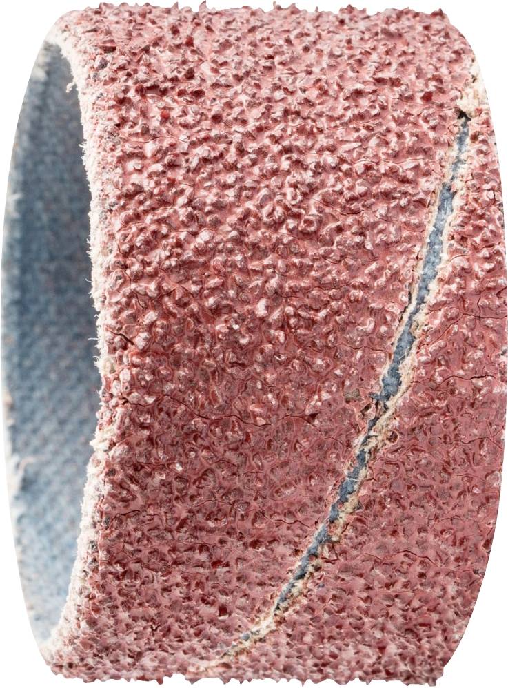 Une bande abrasive structurée rose-rouge de forme cylindrique. Elle est utilisée pour le ponçage des surfaces.