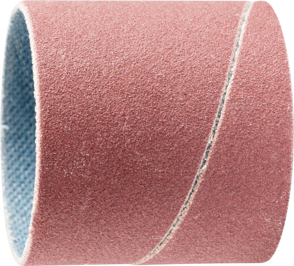 Un rouleau de papier abrasif rouge avec une couture spirale, utilisé pour le traitement des surfaces.