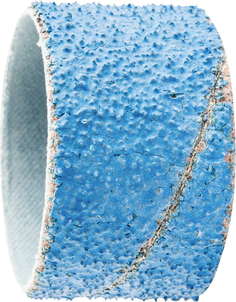Gros plan d'un anneau bleu texturé avec une trace d'usure visible.