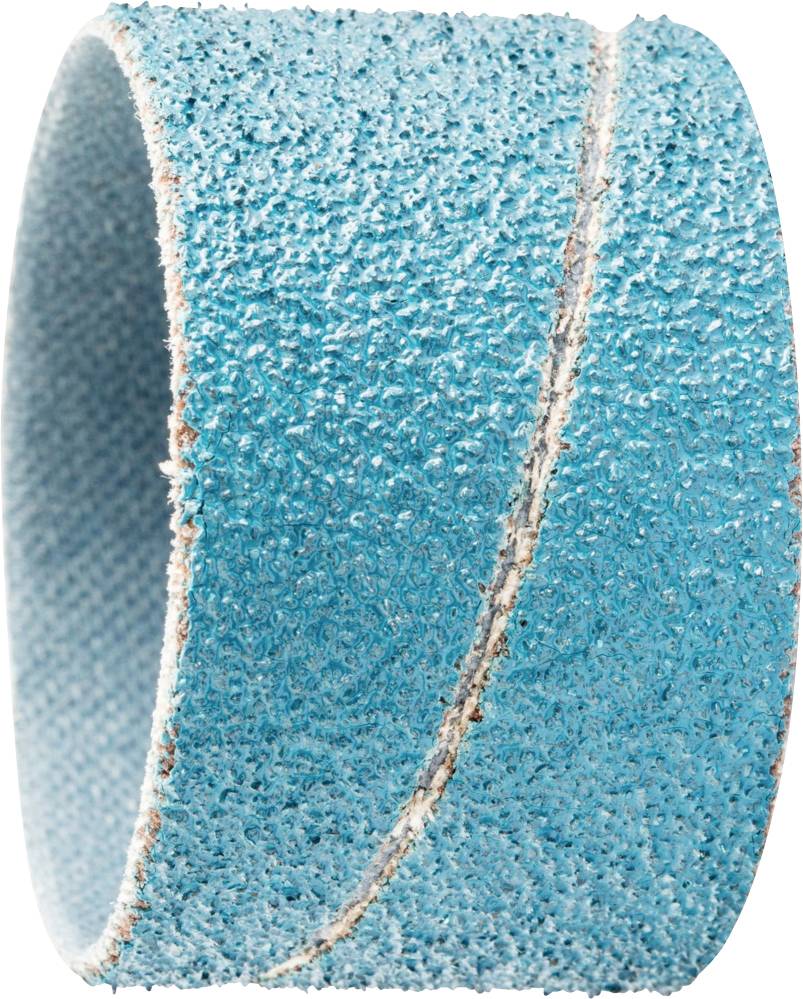Un anneau de bande abrasive bleu en gros plan. Le grain est visible et montre la structure rugueuse du papier de verre.