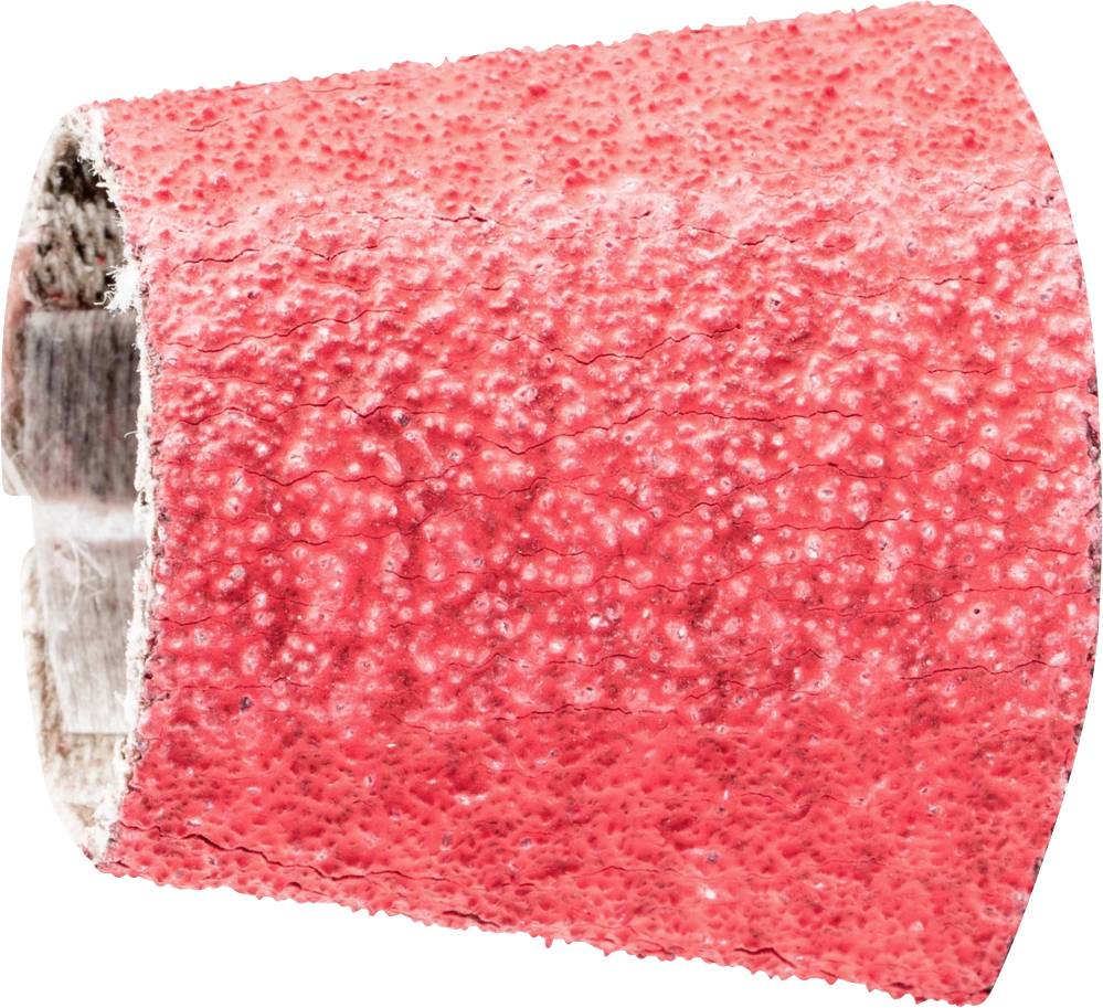 Une brique cassée à la structure rugueuse et rouge ; révélant clairement les irrégularités et la texture de sa surface extérieure.