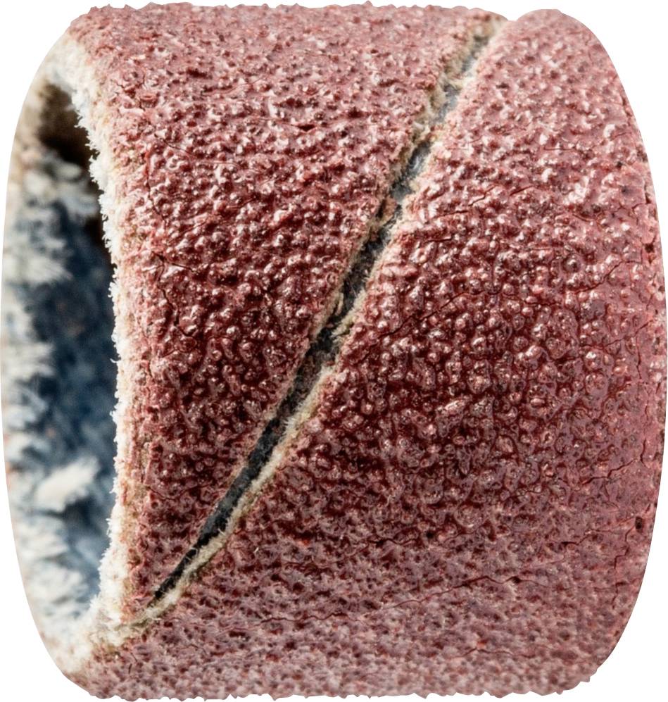 Un anneau de bande abrasive à grain grossier en gros plan, dont la texture rugueuse, couleur sable, montre clairement les grains abrasifs, traversé par une ligne diagonale.