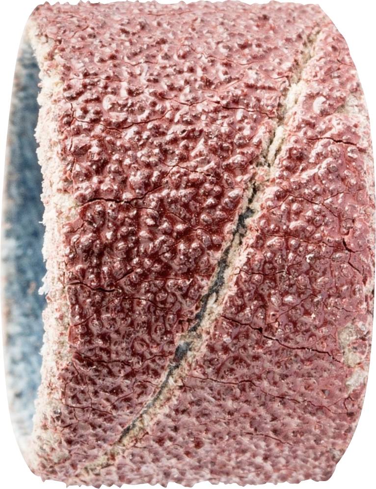 Une bande de ponçage rouge, prise en gros plan, usée, avec une texture visible et des fissures. Elle présente des traces d'usure et un degré d'usure marqué.