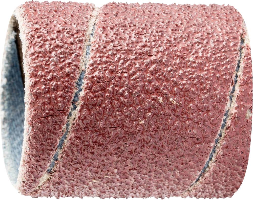 Gros plan d'une bande abrasive rouge-brun à grain grossier. La bande est enroulée en spirale et présente des traces d'usure.