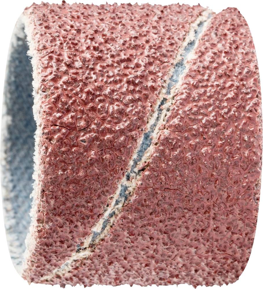 Gros plan d'un ruban de ponçage rouge à grain grossier. Le ruban est rond, avec une face intérieure bleue visible et une structure irrégulière.