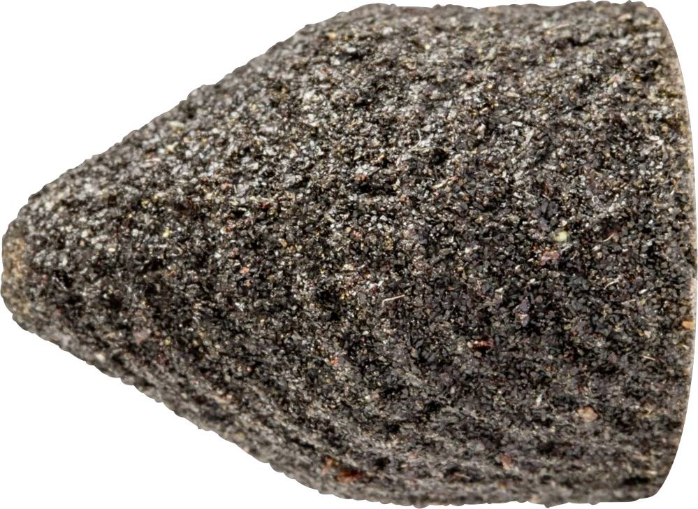 Un cône d'encens conique, brun, sur un fond blanc, qui dégage un parfum aromatique lors de son utilisation et sert à améliorer l'atmosphère d'une pièce.