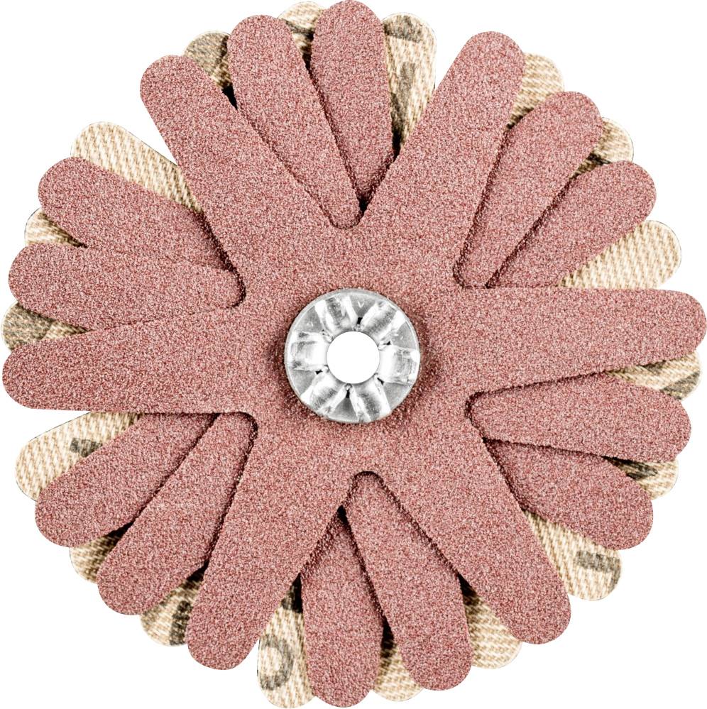 Une fleur décorative composée de couches de tissu rose et beige, avec un bouton métallique au centre.