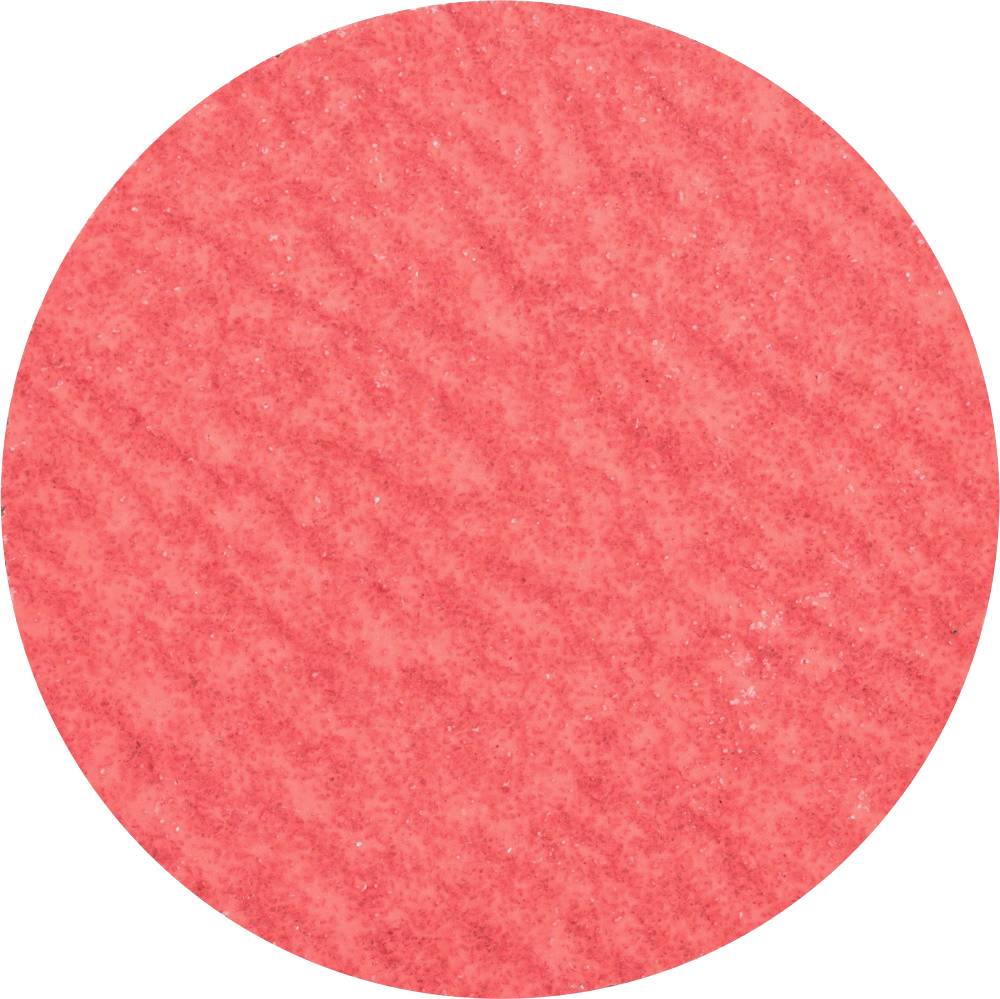 Une balle ronde en feutre rouge sur un fond blanc, présentant une texture avec un léger dégradé de couleur.