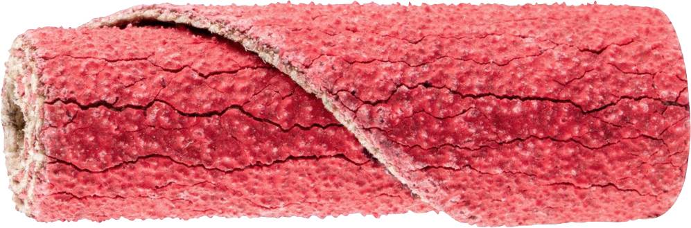 Un tissu textile rouge, structuré, fin et enroulé cylindriquement, avec un aspect plissé et naturel.
