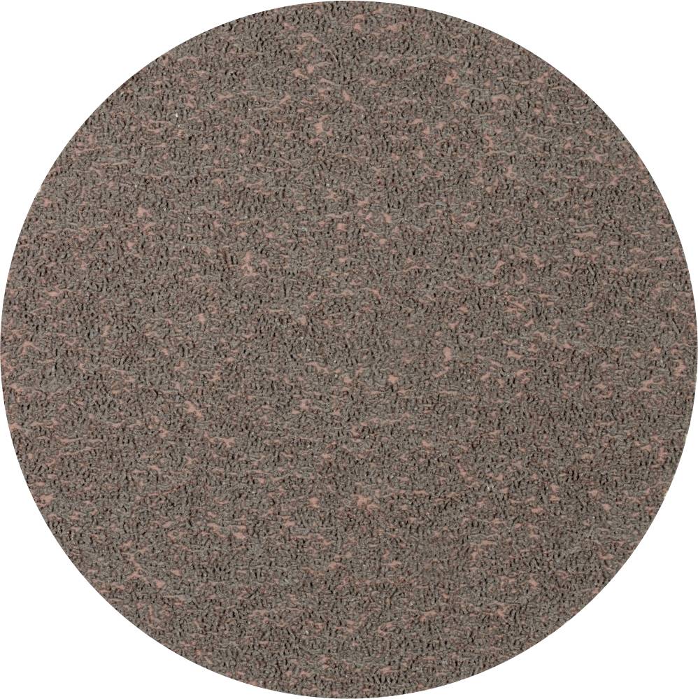 Un tapis ovale au motif chiné sombre, composé de tons bruns et gris, sur un fond neutre.