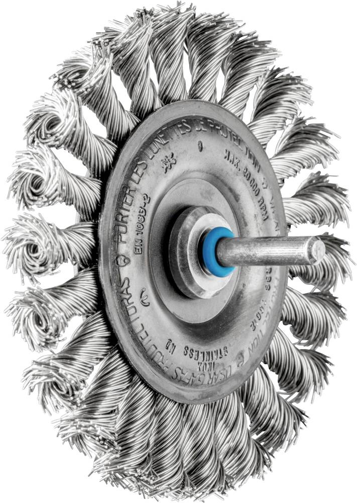 Un brossage métallique circulaire avec des fils d'acier torsadés et un axe central de fixation, utilisé pour le nettoyage et le désaffleurement.
