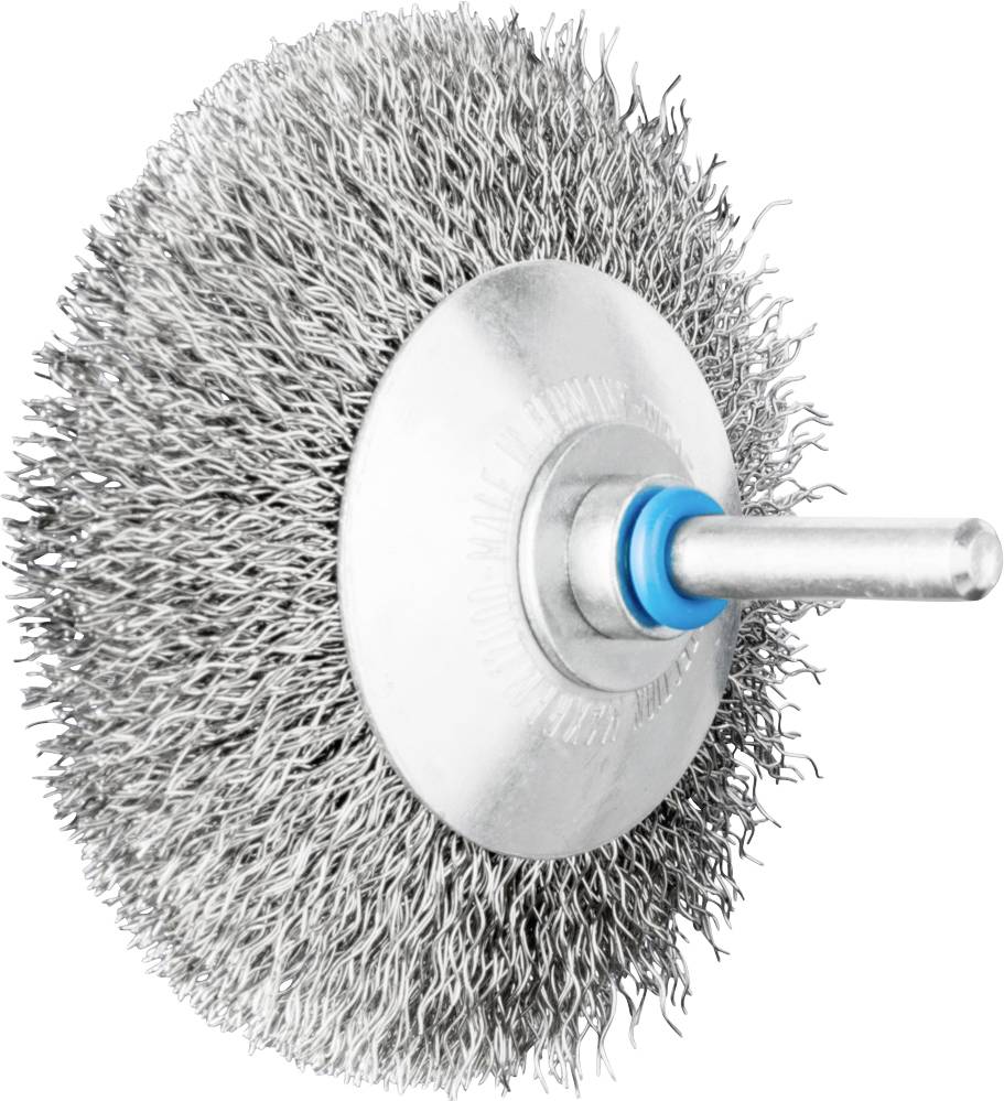 Une brosse métallique ronde avec des poils en métal et un noyau en plastique bleu, montée sur un manche métallique.
