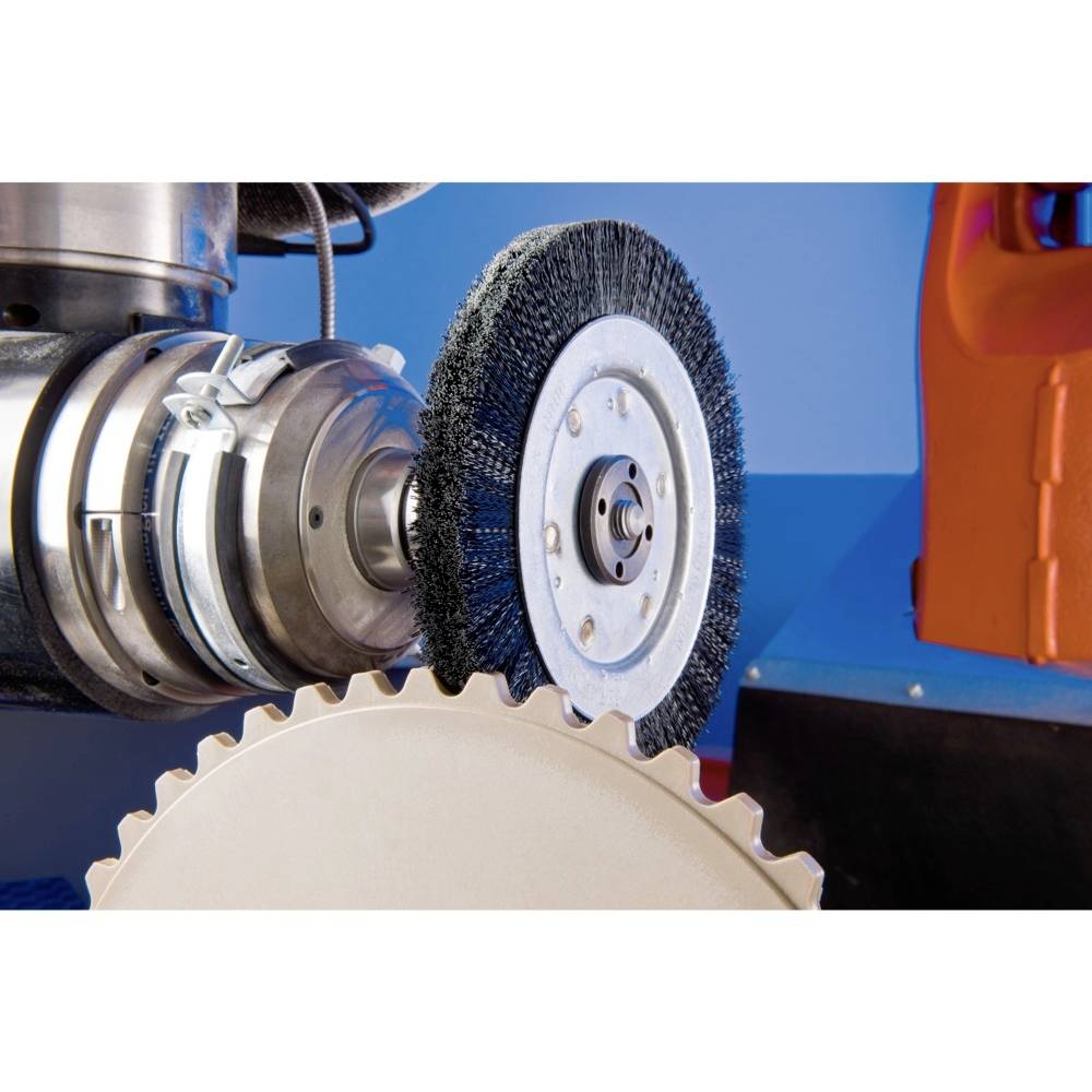 Une machine-outil équipée d'une brosse rotative et d'une lame de scie. L'environnement est industriel, avec des éléments bleus et oranges.