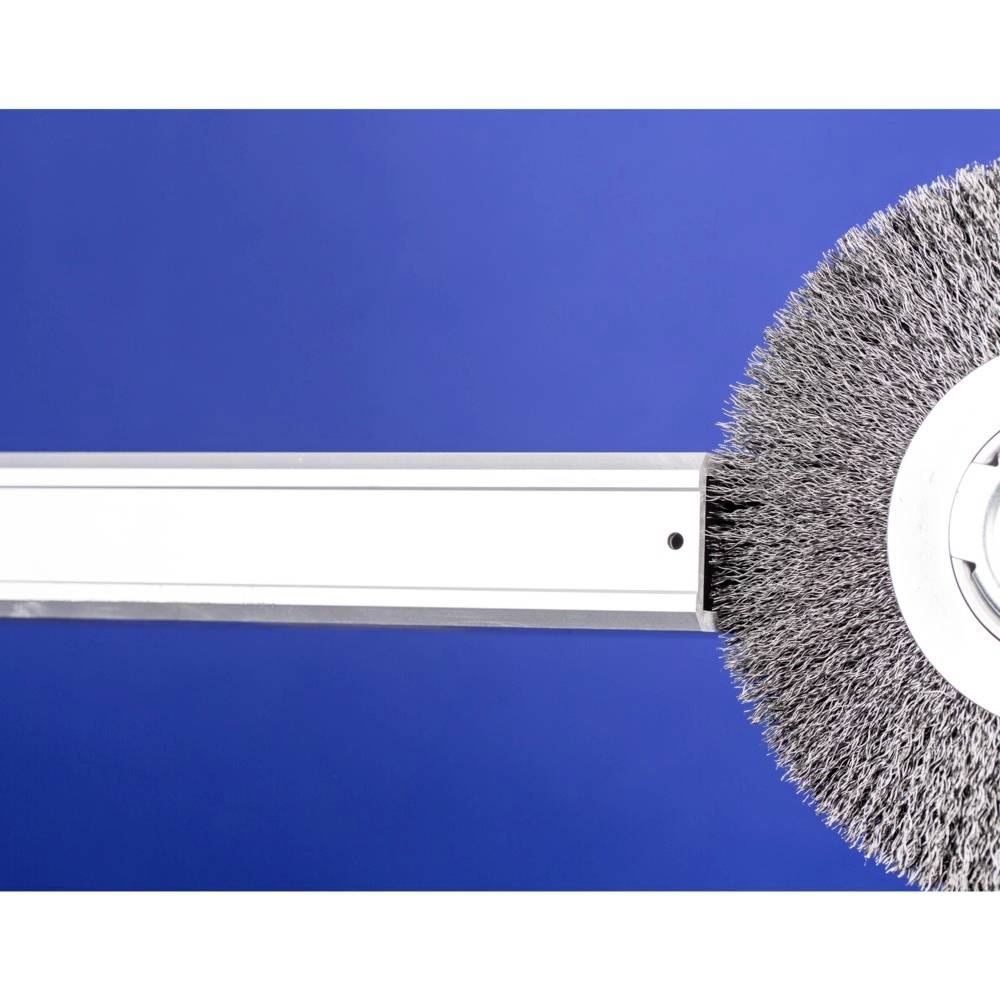 Une tête de brosse rotative avec des poils métalliques sur un fond bleu, montée sur un bras métallique, probablement destinée à des fins de nettoyage.