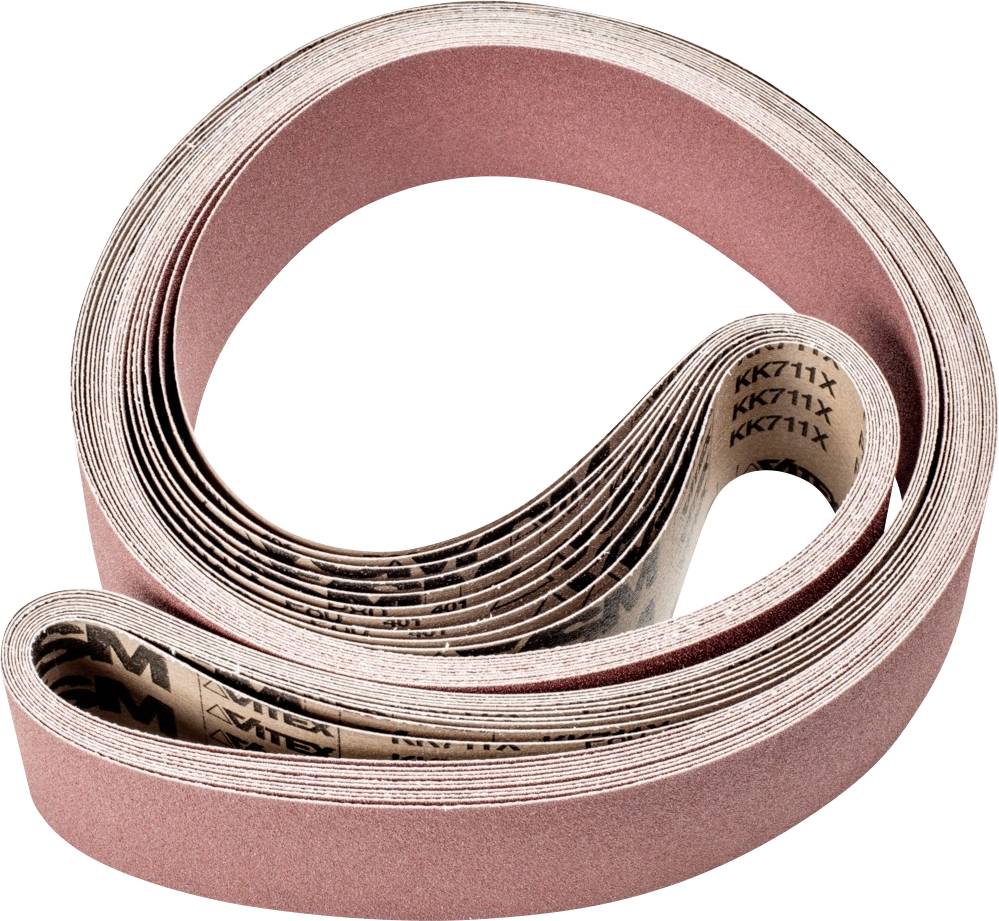 Une bande abrasive marron en forme de boucle sur un fond blanc, utilisée pour lisser les surfaces dans des travaux artisanaux.