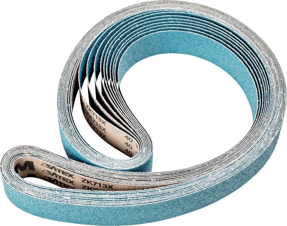 Un ruban de dentelle bleu enroulé, bien serré.