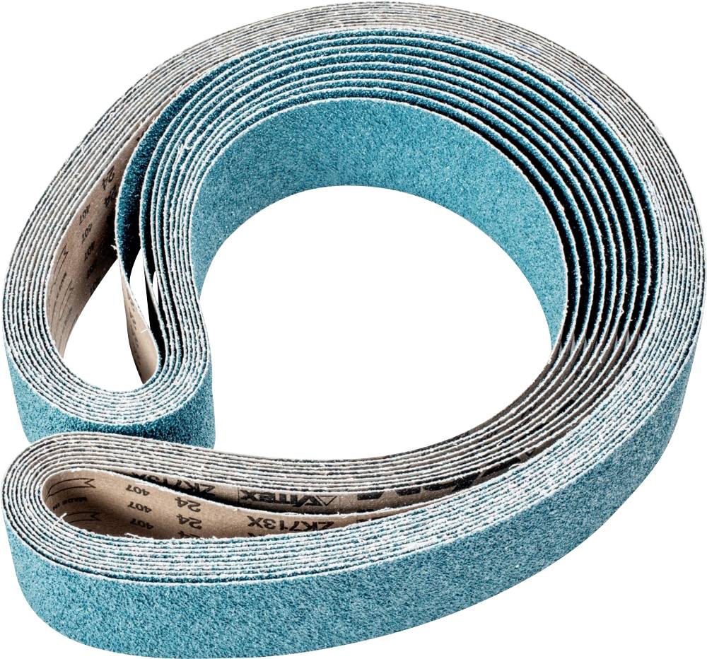 Une bande abrasive enroulée avec une surface bleue. Elle convient aux machines utilisées dans le traitement du bois ou des métaux.