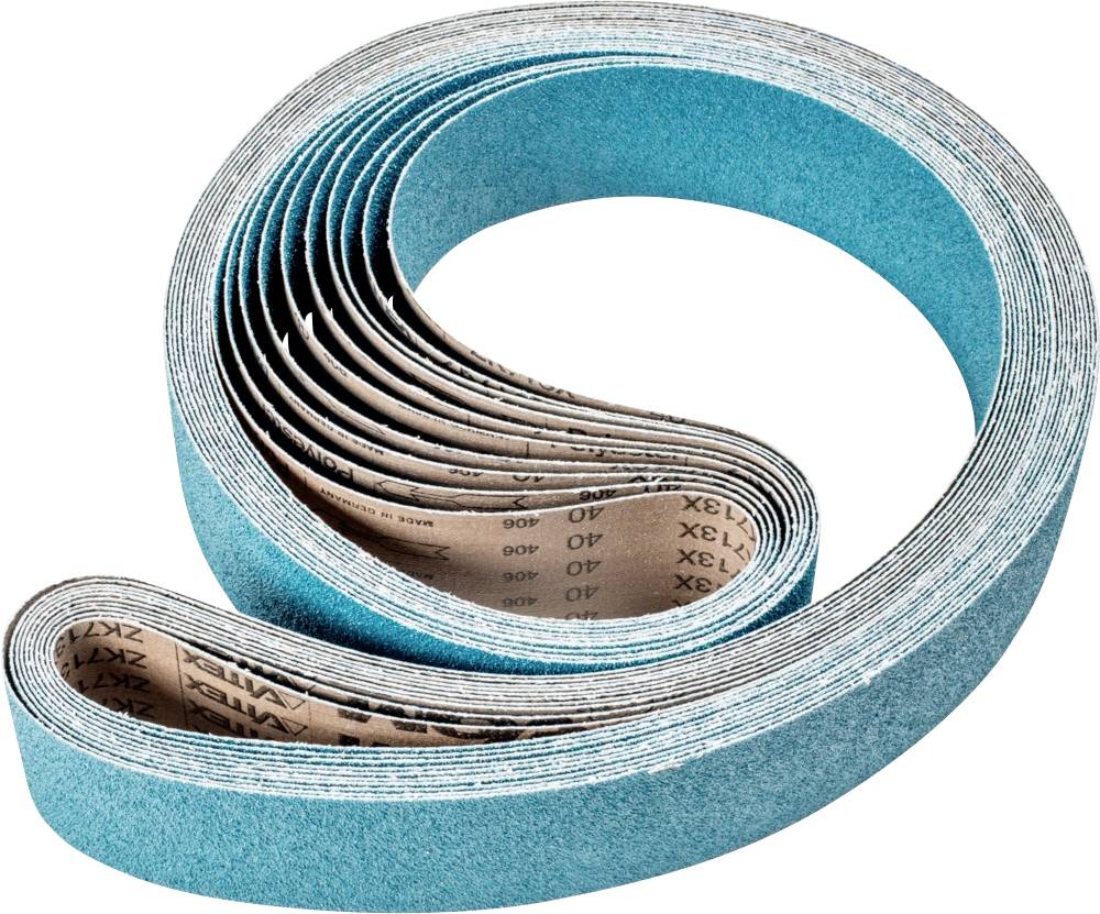 Une bande abrasive bleue, enroulée, révèle sa couche intérieure en papier. Elle est utilisée pour poncer des surfaces.