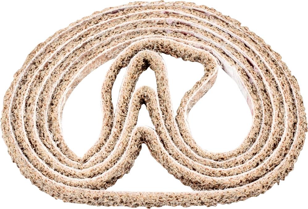 Un bretzel roulé plusieurs fois avec une croûte croustillante, cuit en brun clair, vue de face sur un fond blanc, sans décoration.