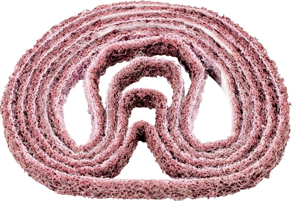 Rouleau de réglisse en sucre strié rose et blanc. Le rouleau est enroulé en plusieurs couches et évoque une spirale.