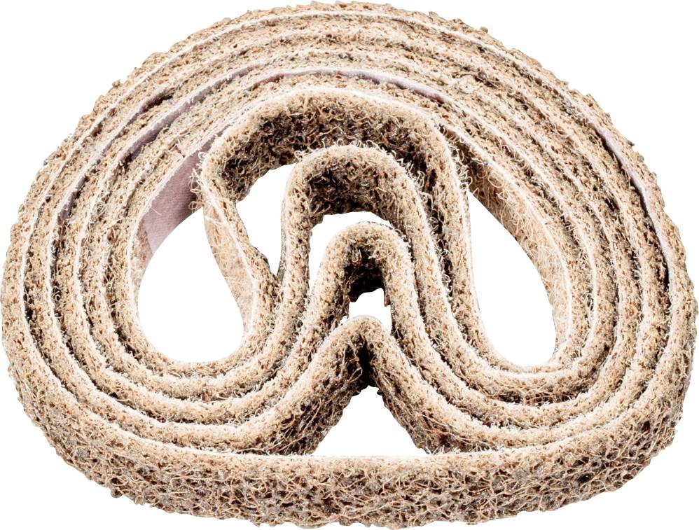 Une bande de ponçage brune enroulée en forme d'onde, prête à être utilisée dans un appareil de ponçage.