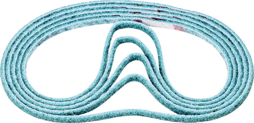 Un ruban turquoise, façonné de manière plate, est enroulé plusieurs fois sur lui-même et forme une structure symétrique aux allures ondulantes.
