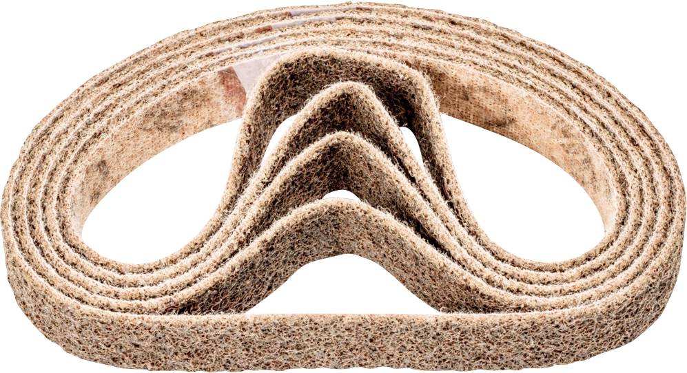 Bande abrasive pliable, de couleur brune et texturée, adaptée aux ponceuses, pour le travail du métal ou du bois.