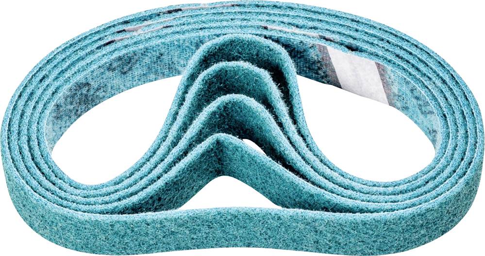 Un ruban bleu ondulé, disposé en boucle. Il a une surface rugueuse, semblable à du papier de verre, destinée au ponçage.