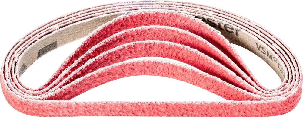 Plusieurs rubans abrasifs rouges, empilés les uns sur les autres, montrent la structure stratifiée et la texture du matériau abrasif.